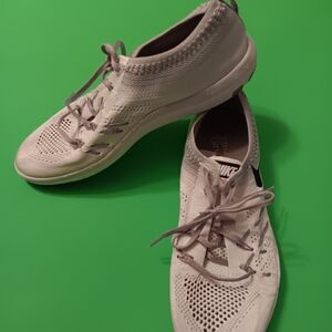 For sale is a pair of 2016 Nike Focus Flyknit shoes/sneakers (844817-100). These